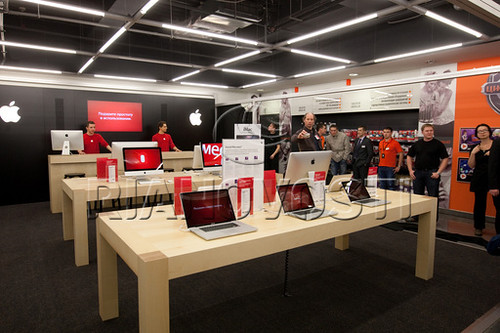 Открытие первого розничного магазина Apple Shop в Москве-6