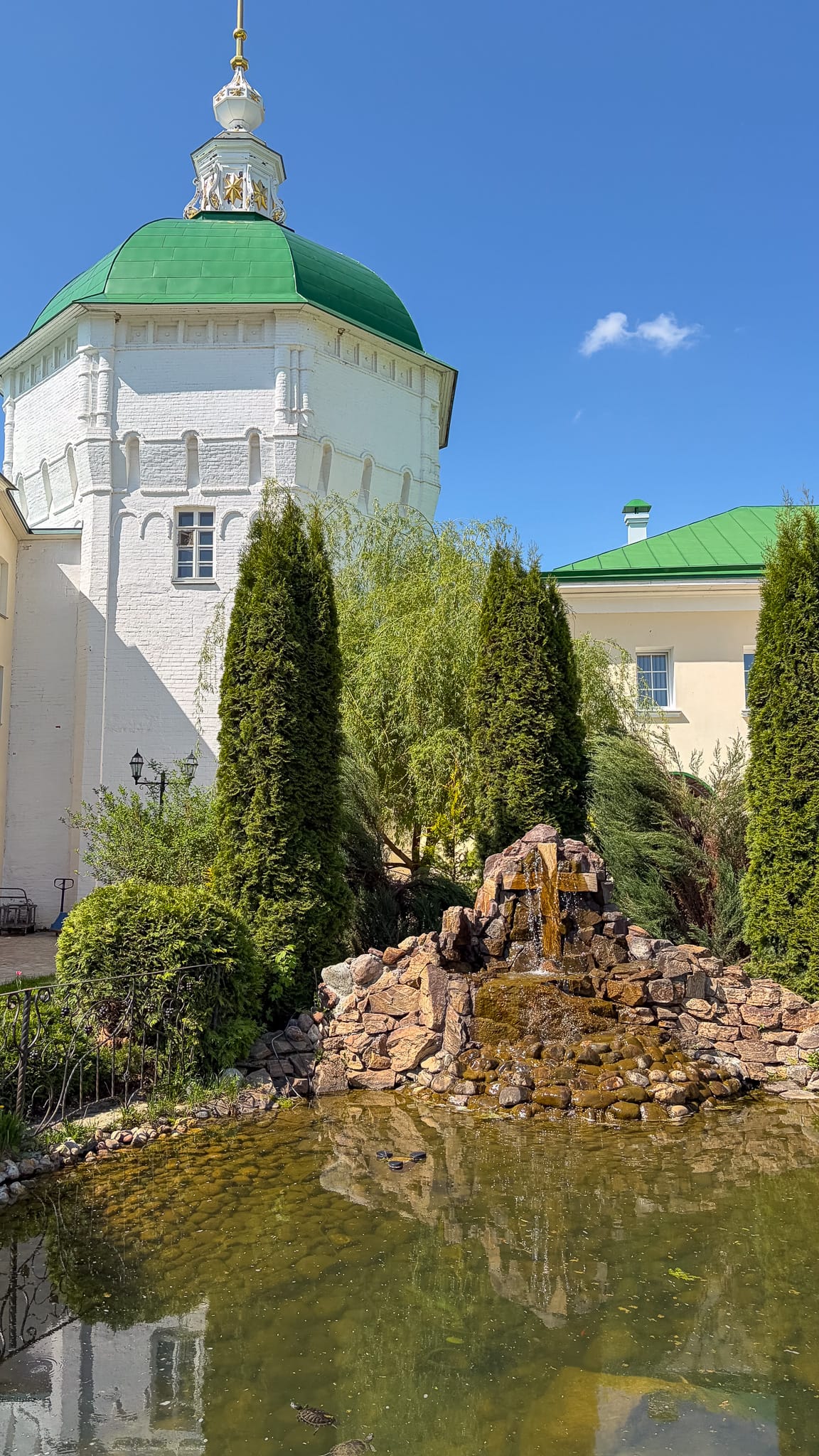 Вид на монастырские постройки и реку Пешношу