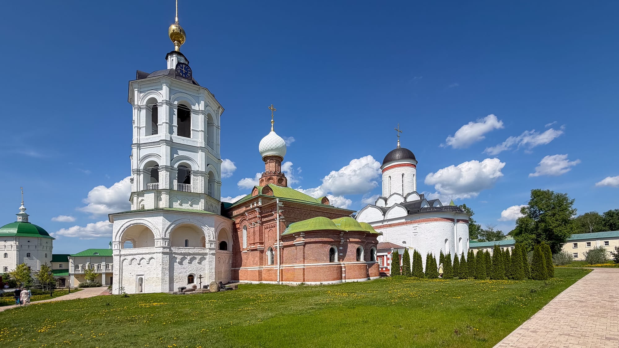 Монастырский дворик с цветами и старинными зданиями
