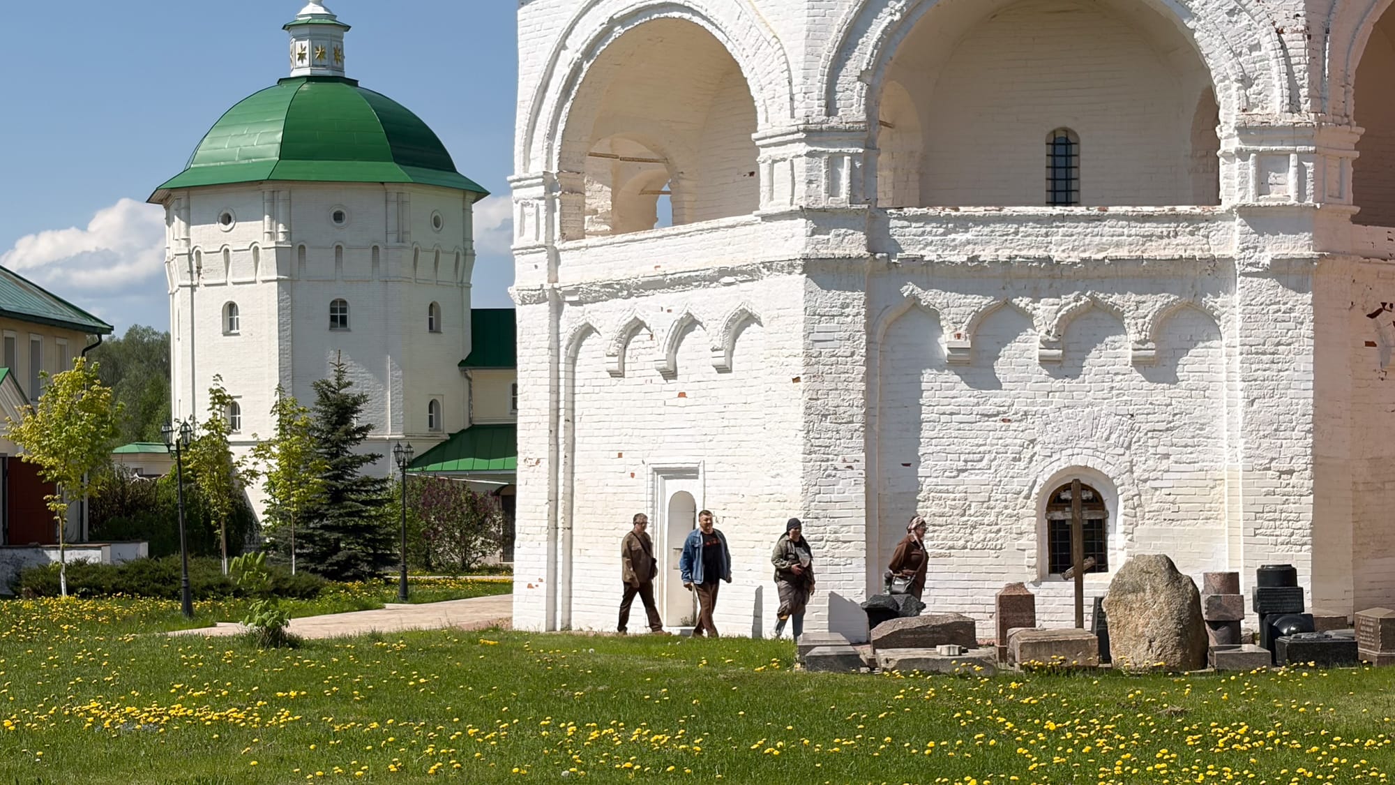 Николо-Пешношский монастырь — белокаменные соборы и крепостные стены