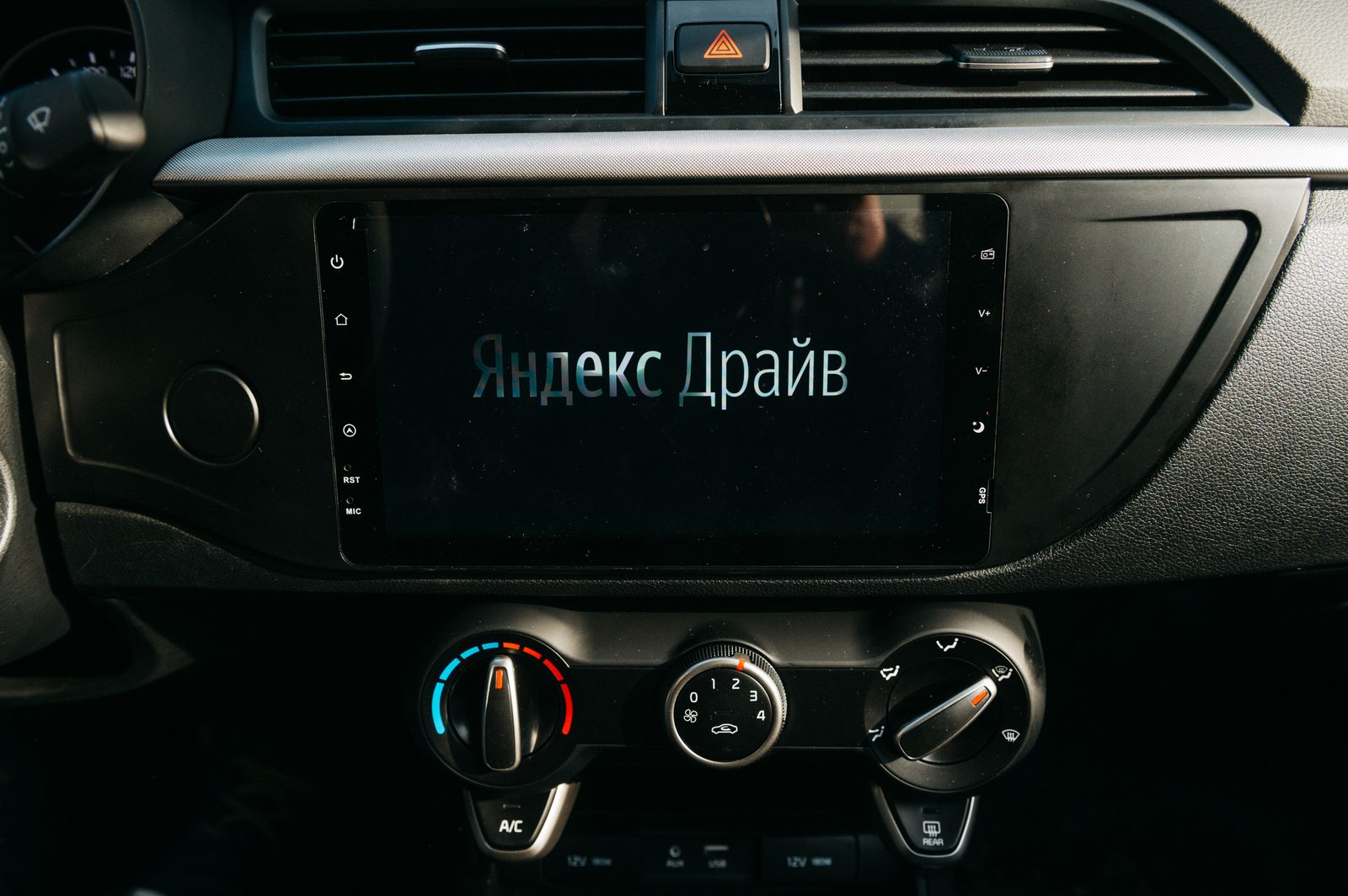 Планшет Яндекс.Авто в Kia Rio