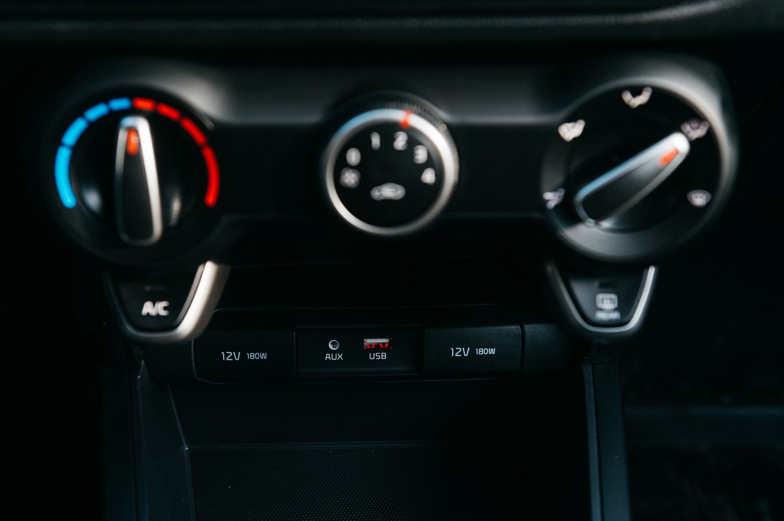 Розетки 12V, USB и AUX в Kia Rio